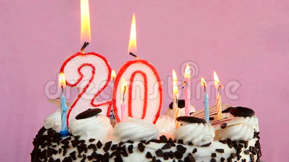 20岁生日快乐背景是粉红色的蛋糕和蜡烛视频的预览图