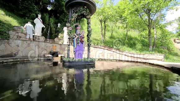 玛丽妈妈在湖中央的雕像视频的预览图