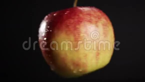 有机红苹果被水滴覆盖黑色背景的新鲜水果视频的预览图
