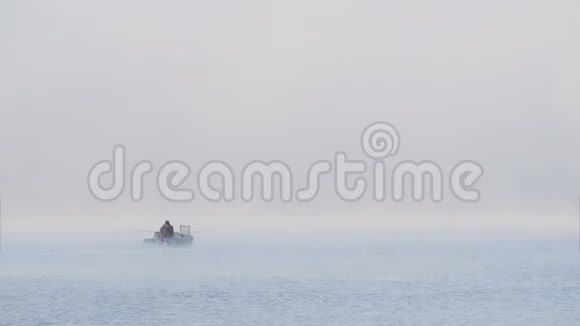 雾日升起的渔船视频的预览图