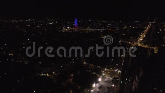 夜间巴塞罗那的空中城市景观视频的预览图