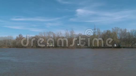 穿过乌拉尔河的白色人行桥视频的预览图