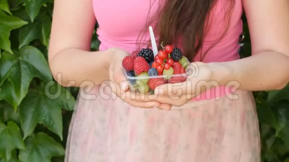 手里拿着浆果和水果的女人视频的预览图
