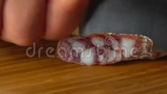 厨师切牛肉干香肠视频的预览图