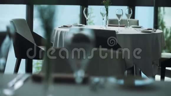 在昂贵的餐厅提供餐桌服务阳台上有海景视频的预览图