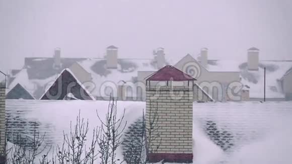 冬季住宅上方暴风雪超慢动盘录像视频的预览图