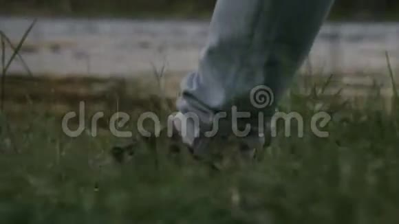 镜头跟随一个女人走路的腿视频的预览图