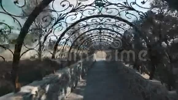 穿过设计图案的金属装饰隧道拱视频的预览图