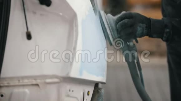 汽车车间的男工在给汽车抛光准备油漆视频的预览图