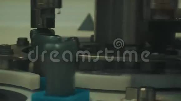 工厂生产移动灰色塑料管产品的输送机视频的预览图