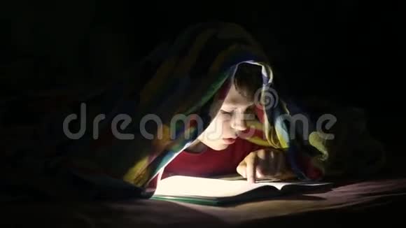 孩子们用手电筒在毯子下面读一本书视频的预览图