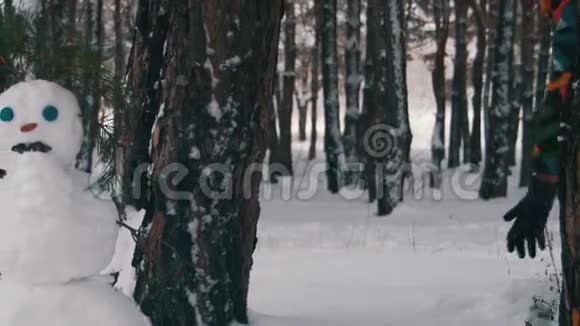 在松林造雪人加入白雪完成美丽的雪人视频的预览图