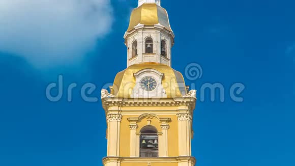 圣彼得大教堂和圣保罗大教堂的钟在圣彼得堡的彼得堡城堡视频的预览图