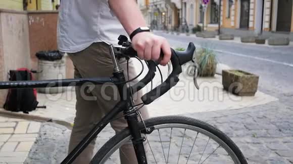 年轻人在街上骑着老式自行车走路的慢动作视频视频的预览图