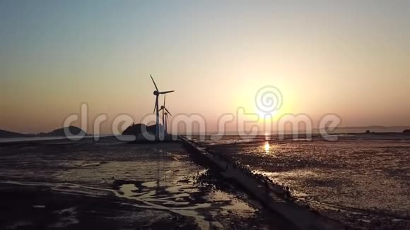 鸟瞰风力涡轮机日落大布多岛韩国视频的预览图