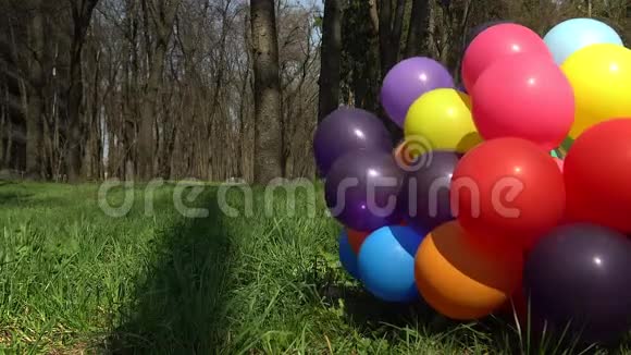气球在户外活动视频的预览图