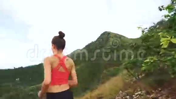 女跑步者快乐庆祝成功女跑在山顶上为获胜的手势欢呼视频的预览图
