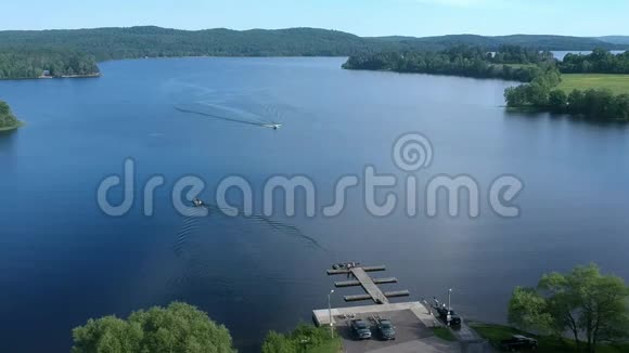 一个美丽的湖在阳光明媚的夏日视频的预览图