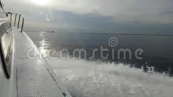 印度尼西亚海平面背景下的摩托艇视频的预览图