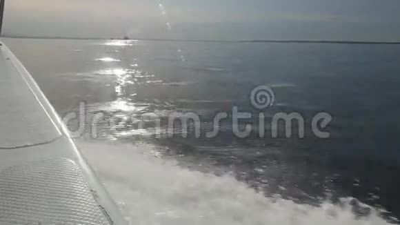 印度尼西亚海平面背景下的摩托艇视频的预览图