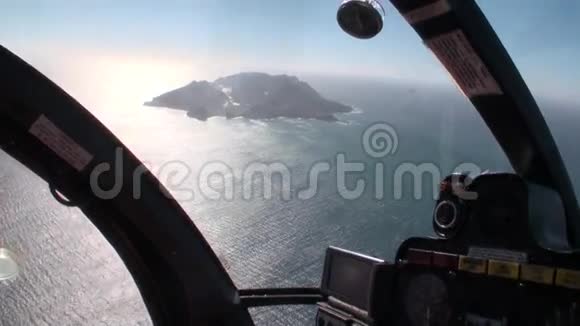 新西兰直升机上的白色岛屿景观全景视频的预览图
