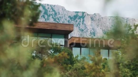 现代度假村大楼夏季白天有全山窗户视频的预览图