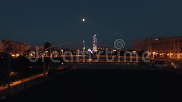 西班牙巴伦西亚空中夜景带月亮的摩天轮和天空之桥视频的预览图