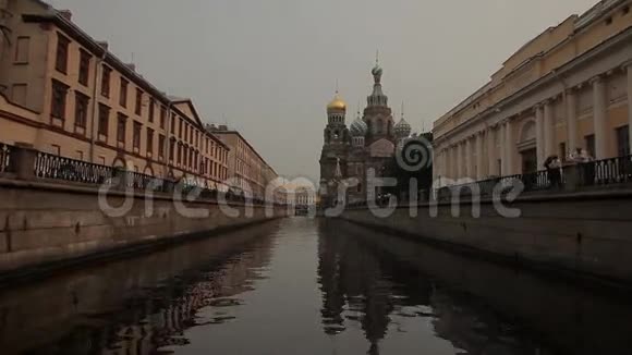 漂浮在圣彼得堡河上古老的著名建筑和大教堂周围视频的预览图