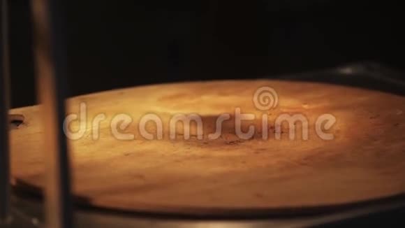 烤披萨放在大木板上厨房有升降机视频的预览图