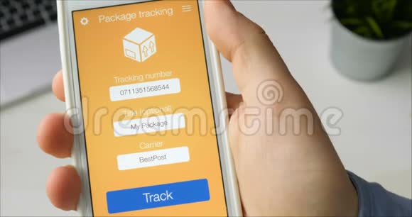 人试图跟踪他的包裹使用智能手机应用程序但货物被取消视频的预览图