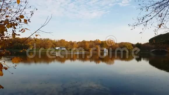 俄罗斯莫斯科的伊兹梅洛沃公园和池塘视频的预览图