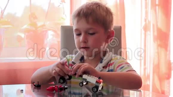 男孩设计机彩色玩具视频的预览图