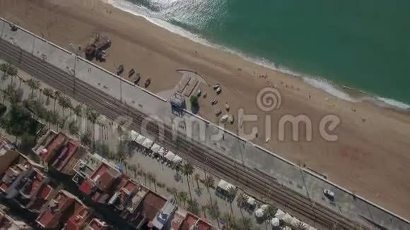 西班牙巴塞罗那海滩海洋铁路和酒店的高空俯视图视频的预览图