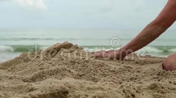女人的手在异国海滩和模糊的海洋背景下玩沙子暑假概念视频的预览图