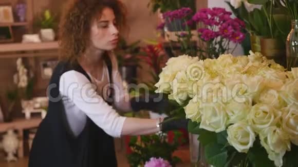 专业的花商开始用白玫瑰制作花束视频的预览图