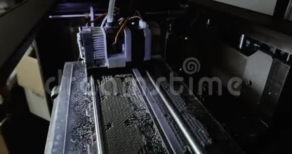 正在3D打印采用先进技术在3D打印机上用塑料丝丝打印塑料模型视频的预览图