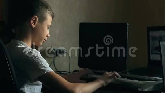 快乐的白种人儿童少年玩电子键盘乐器天才小子视频的预览图