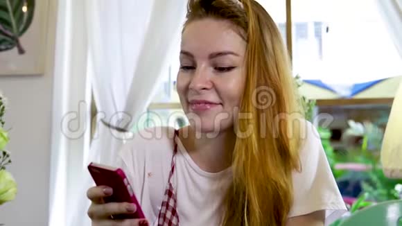 女性使用智能手机与朋友聊天视频的预览图