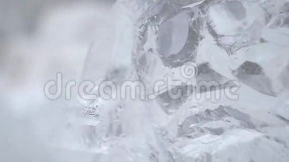 冬季城市冻木匠或留胡子的人的冰雕冰做的脸雪脸俄罗斯的冰雕视频的预览图