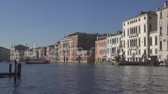 威尼斯大运河的船只交通和历史宫殿建筑视频的预览图