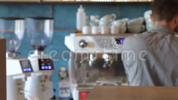 帅哥咖啡师在煮咖啡视频的预览图