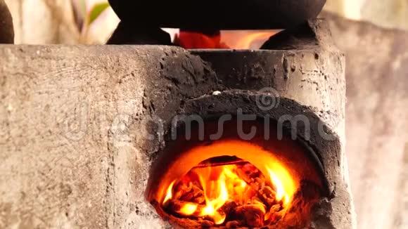 在肮脏的厨房里用自制的混凝土木头烧炉子视频的预览图