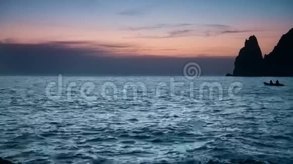 黄昏时分船在海上航行视频的预览图