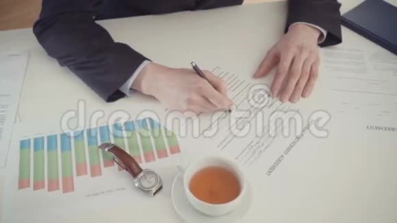 商人填写合伙协议的手视频的预览图