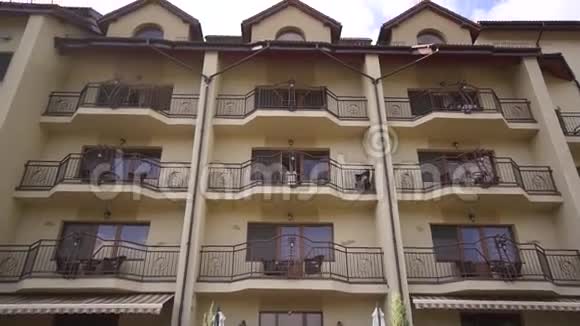 在炎热的夏日深色头发的女人在豪华酒店的阳台上穿着白色内衣旅游假期视频的预览图