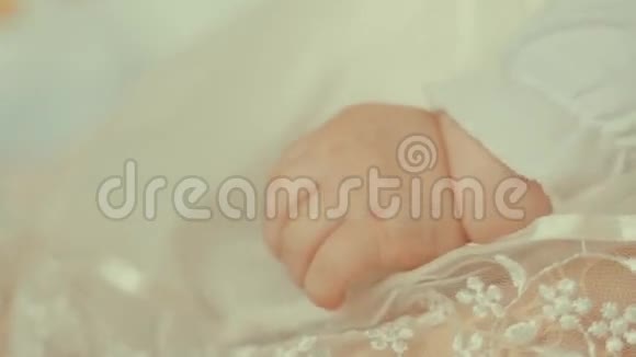 可爱的贴身小宝宝穿着白色裙子视频的预览图