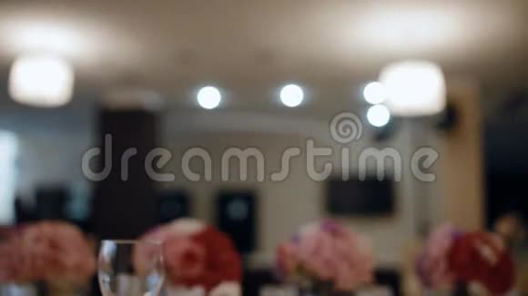 装饰精美的婚礼桌景视频的预览图
