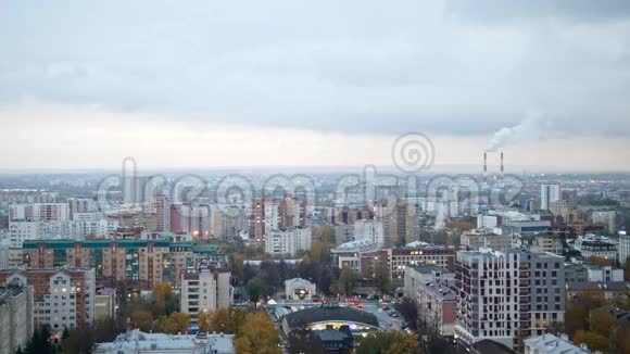 俄罗斯工业区多云天空中秋天城市的空中全景视频的预览图