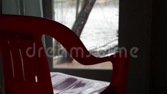 空椅子透过窗户望着水面视频的预览图