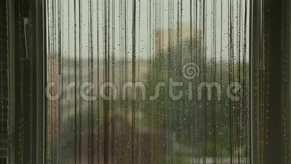 阴雨天气房子的窗户视频的预览图
